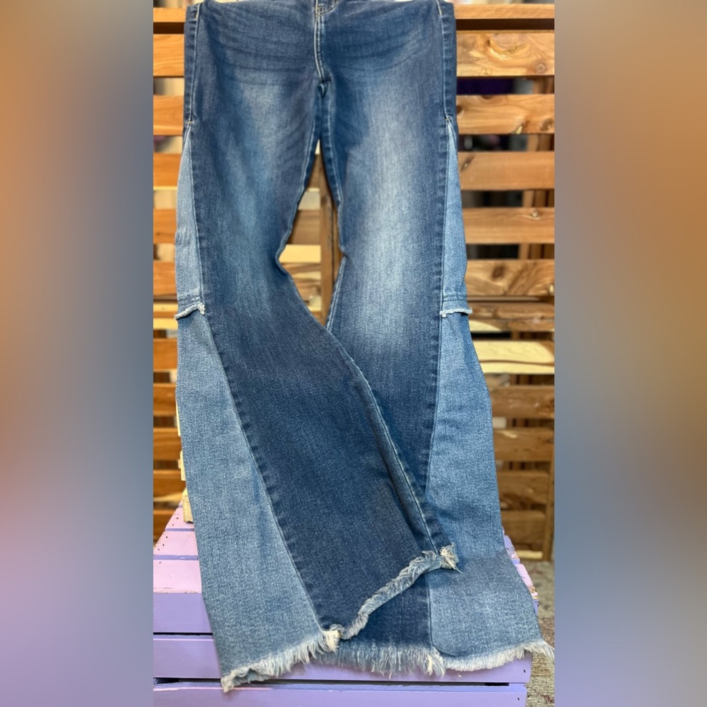 High Rise Cello Flares with two tone flare and frayed hem. Size 5